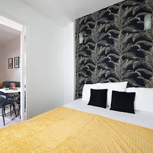 2 Bed Modern Fully Furnish Flat,close To Buttes Chaumon Park , Paris France