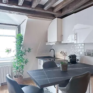 Beautiful Near Grands Boulevards , Paris France
